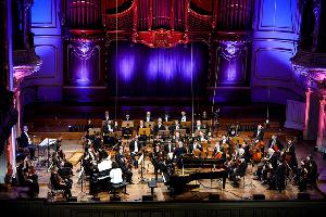 AKIKO’S PIANO KLANGPROJEKT - DIE VERGANGENHEIT IN DIE MODERNE TRANSPORTIEREN